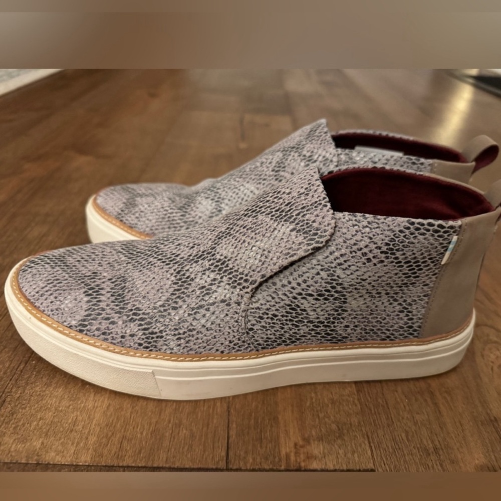 Tom’s 9.5 sneakers